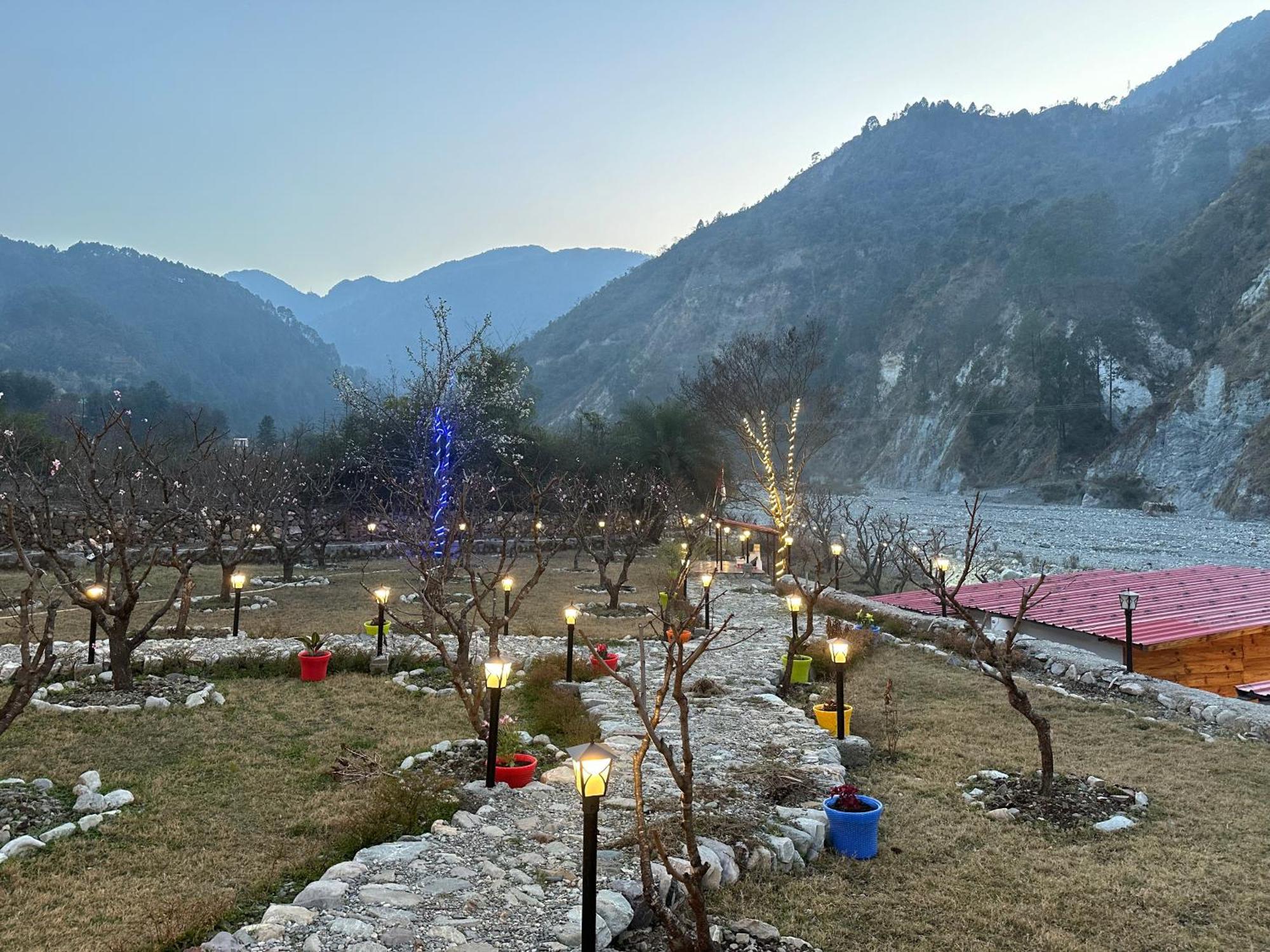 Cabana Riverside Resort - Kainchi Dham Nainital Kültér fotó